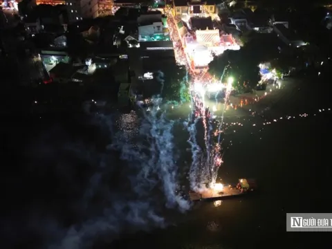Hàng ngàn người tham gia lễ thả hoa đăng trên sông Đồng Nai