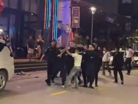 Điều tra vụ nhóm người mặc quần áo bảo vệ đánh nhau với nhóm người khác