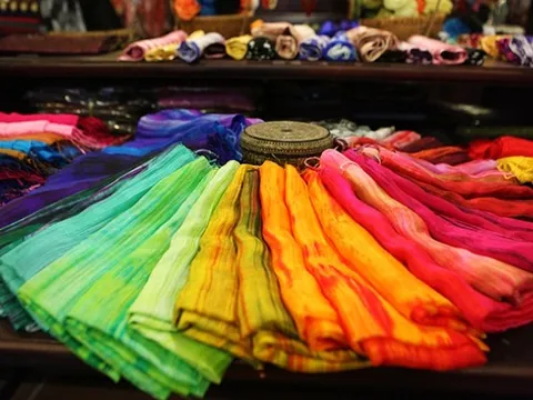 Làng gốm Bát Tràng và lụa Vạn Phúc gia nhập mạng lưới thủ công sáng tạo toàn cầu