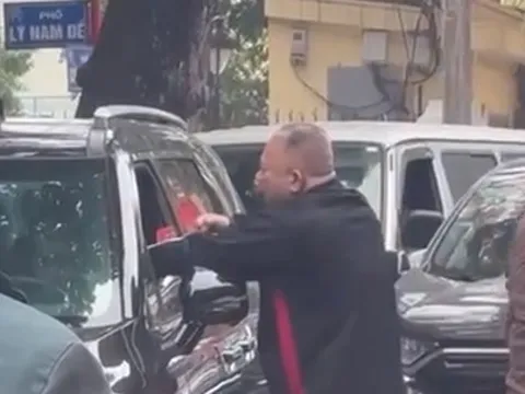 Công an Hà Nội xác minh vụ người đàn ông dùng nắm đấm để "nói chuyện" với tài xế