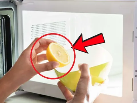 Cắt vài lát chanh cho vào lò vi sóng, mỡ cục đóng cả năm cũng bay nhanh sau 5 phút