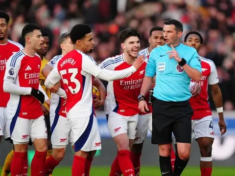 CĐV bi quan cho rằng Arsenal nên "chúc mừng Liverpool giành chức vô địch"