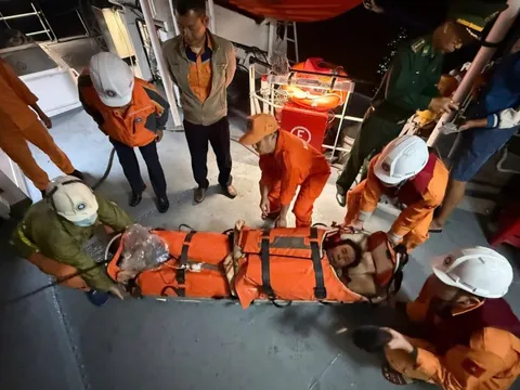 Ngư dân đứt bàn chân giữa biển, may mắn được cứu sống nhờ phản ứng nhanh của đội cứu nạn