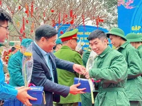 Huyện Thanh Trì gặp mặt tân binh lên đường nhập ngũ
