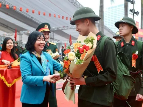 Bí thư Thành ủy Bùi Thị Minh Hoài dự ngày hội tòng quân tại quận Ba Đình