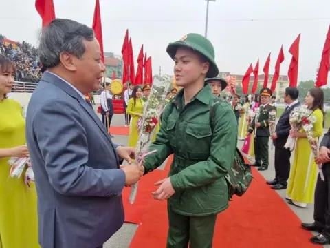 Phó Bí thư Thường trực Thành ủy Hà Nội Nguyễn Văn Phong dự lễ giao quân tại huyện Thanh Trì