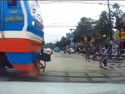 Vụ quên đóng gác chắn đường sắt: 4 người bị kỷ luật
