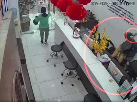 Truy tìm người đàn ông táo tợn cầm dao đe dọa nữ nhân viên bán hàng