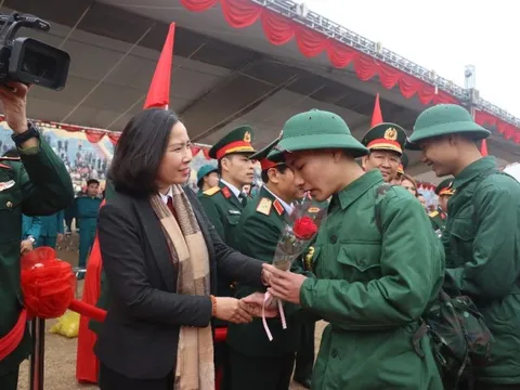 Chủ tịch Hội LHPN Hà Nội động viên tân binh lên đường nhập ngũ năm 2025 tại huyện Phúc Thọ