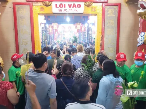 Hàng nghìn người cầu may mắn, bình an trong lễ rước kiệu bà Thiên Hậu tại Bình Dương