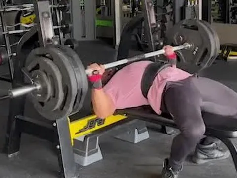 Kinh hoàng vận động viên suýt chết khi bị khối tạ 165kg đè lên cổ