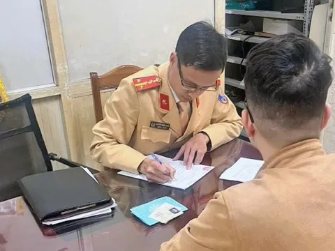 Hà Nội: Xử lý xe Lexus đỗ nghênh ngang trên phố