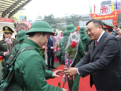 Chủ tịch UBND TP Hà Nội Trần Sỹ Thanh động viên các tân binh phát huy truyền thống Thủ đô anh hùng