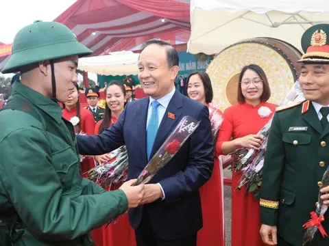 Chủ tịch HĐND thành phố Hà Nội Nguyễn Ngọc Tuấn động viên tân binh lên đường nhập ngũ
