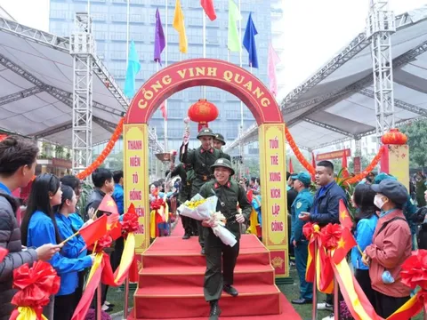 Tân binh quận Tây Hồ hăng hái lên đường làm nhiệm vụ bảo vệ Tổ quốc