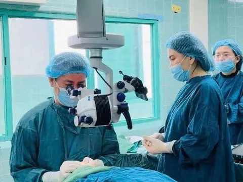 Lần đầu tiên ứng dụng keo dán sinh học trong phẫu thuật mắt tại một bệnh viện ở Quảng Bình