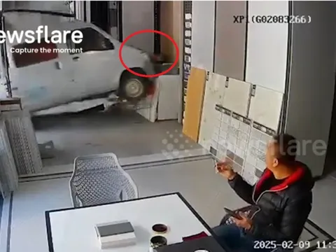 Đang ngồi hút thuốc, nam thanh niên "đứng hình" khi thấy khung cảnh đáng sợ trước mắt