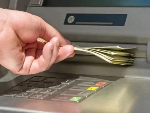 Đi rút tiền ở cây ATM, cậu học sinh sốc nặng khi tài khoản bỗng có hơn 250 tỷ đồng