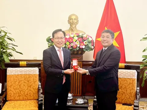 Trao kỷ niệm chương 'Vì sự nghiệp ngoại giao Việt Nam' cho Tổng Giám đốc Tổ hợp Samsung Việt Nam