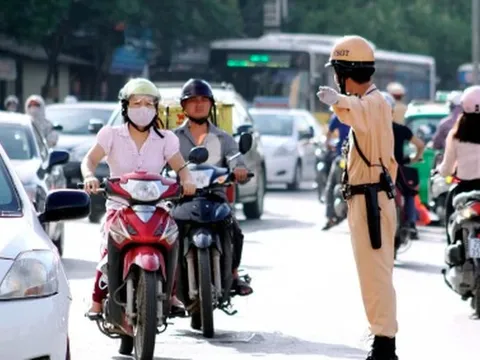 Năm 2025, xe máy chuyển hướng không bật xi nhan bị xử phạt bao nhiêu?