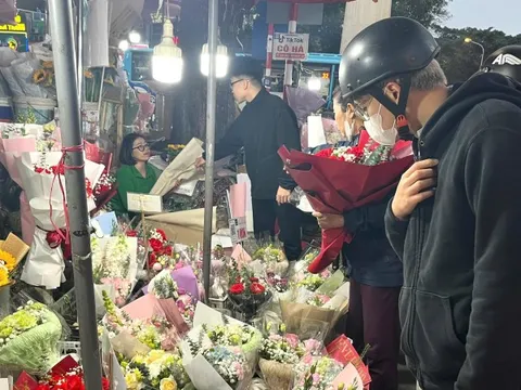 Ngày Lễ tình yêu Valentine: Hoa tươi, sô cô la hút khách