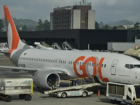 Máy bay Boeing 737 Max đâm vào ô tô giữa đường băng khi cất cánh