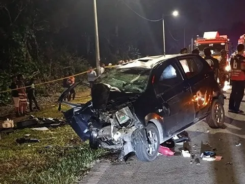 Thầy giáo và 3 học sinh trên ô tô tử vong sau tai nạn liên hoàn