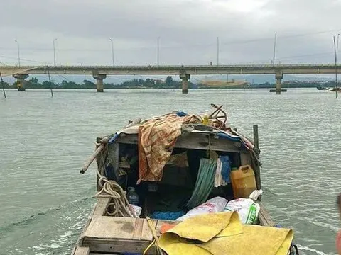 Công an kịp thời ngăn cản người đàn ông đòi nhảy cầu tự tử