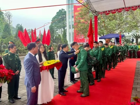 Quận Long Biên: 100 tân binh hăng hái lên đường nhập ngũ năm 2025