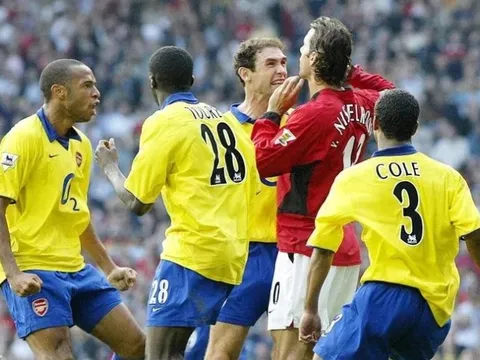 Keown xin lỗi Van Nistelrooy sau 22 năm vụ xô xát khét tiếng tại Old Trafford