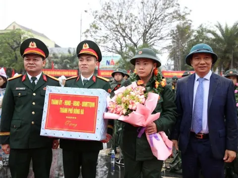 Trang trọng lễ giao nhận quân trên địa bàn Quân khu 4