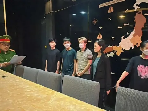 Truy tố chủ nhà hàng và nhân viên lột sạch quần áo khách hàng để đòi tiền