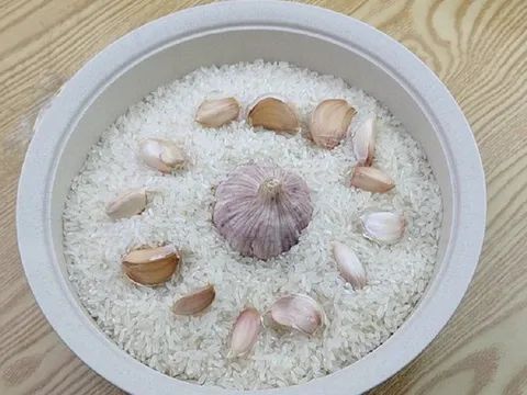 Vùi củ tỏi vào thùng gạo, công dụng "vàng 10" ai cũng muốn học theo