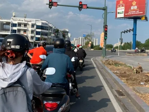 Dừng đèn đỏ chắn lối rẽ phải sẽ bị phạt trong trường hợp này, ai cũng nên biết
