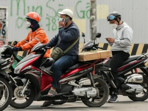 Dừng xe nghe điện thoại có bị xử phạt?