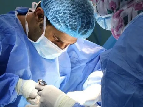 Khám mắt cho người đàn ông 35 tuổi, bác sĩ phát hiện thứ đáng sợ