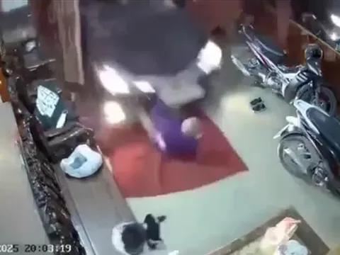 Ô tô mất lái lao vào nhà dân, đâm trúng người đàn ông