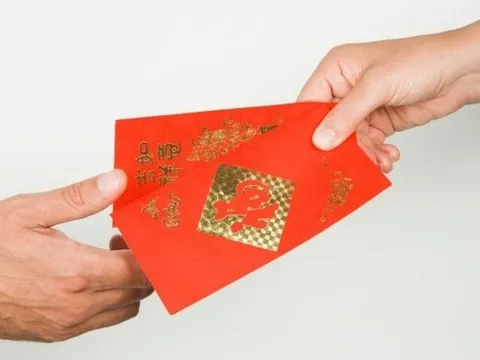 Bị cha lấy tiền lì xì, con trai lập tức gọi điện báo cảnh sát