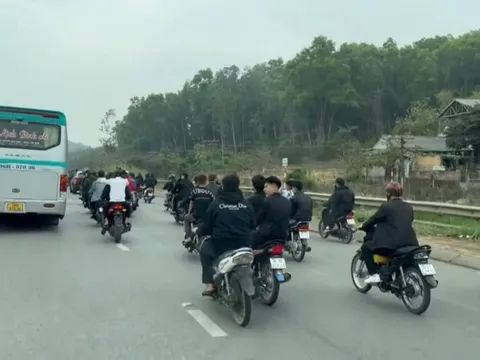 CSGT xử lý 5 trường hợp vụ xe máy không BKS, dàn hàng trên QL1A