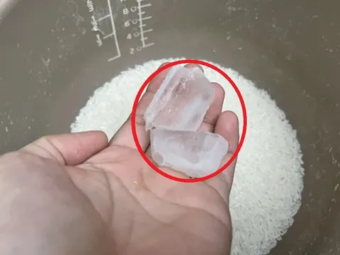 Bỏ 2 viên đá lạnh vào nồi cơm công dụng "vàng 10", ai đọc xong cũng muốn thử