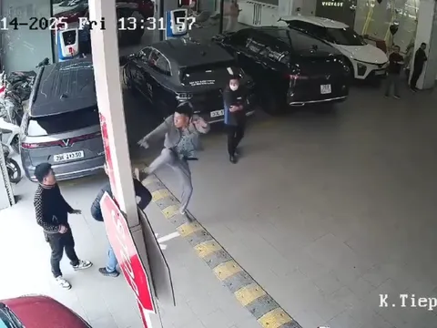 Xác minh vụ tài xế VF5 bị người đàn ông "tung cước" đạp thẳng vào đầu