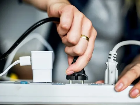Những hành vi bị nghiêm cấm trong sử dụng điện từ tháng 2/2025, ai cũng nên biết