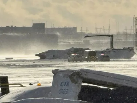 Thông tin mới vụ máy bay chở 80 người bị lật úp tại sân bay Canada