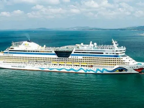 Siêu du thuyền quốc tế 5 sao đưa hơn 2.000 du khách cập cảng Phú Quốc