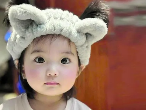 Vẻ ngoài xinh xắn, đáng yêu của con gái út nhà Khánh Thi-Phan Hiển gây sốt mạng xã hội