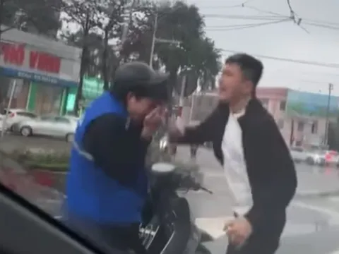 Xôn xao clip nam thanh niên mặc áo shipper ở Nghệ An bị người đàn ông đấm đá liên tiếp giữa đường
