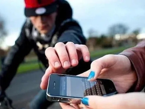 Giả vờ làm quen, gạ gẫm “quan hệ” để cướp tài sản