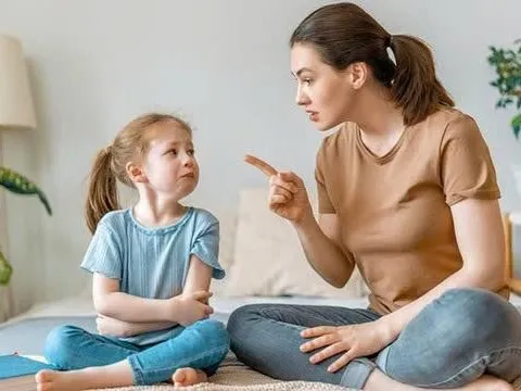3 câu nói cửa miệng của cha mẹ dễ khiến con có EQ thấp đáng báo động