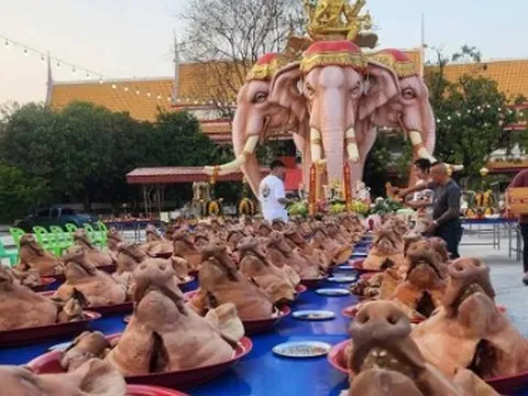 Bất ngờ trúng số, nam thanh niên đem trăm chiếc thủ lợn đi lễ tạ