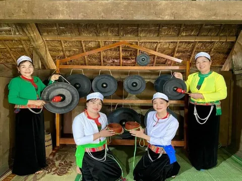 Vẻ đẹp trang phục truyền thống của phụ nữ dân tộc Mường